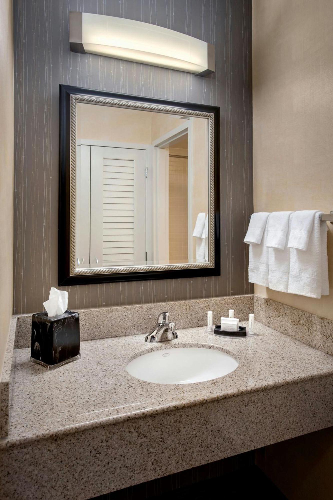 Courtyard By Marriott Hartford Windsor Airport Hotel Buitenkant foto