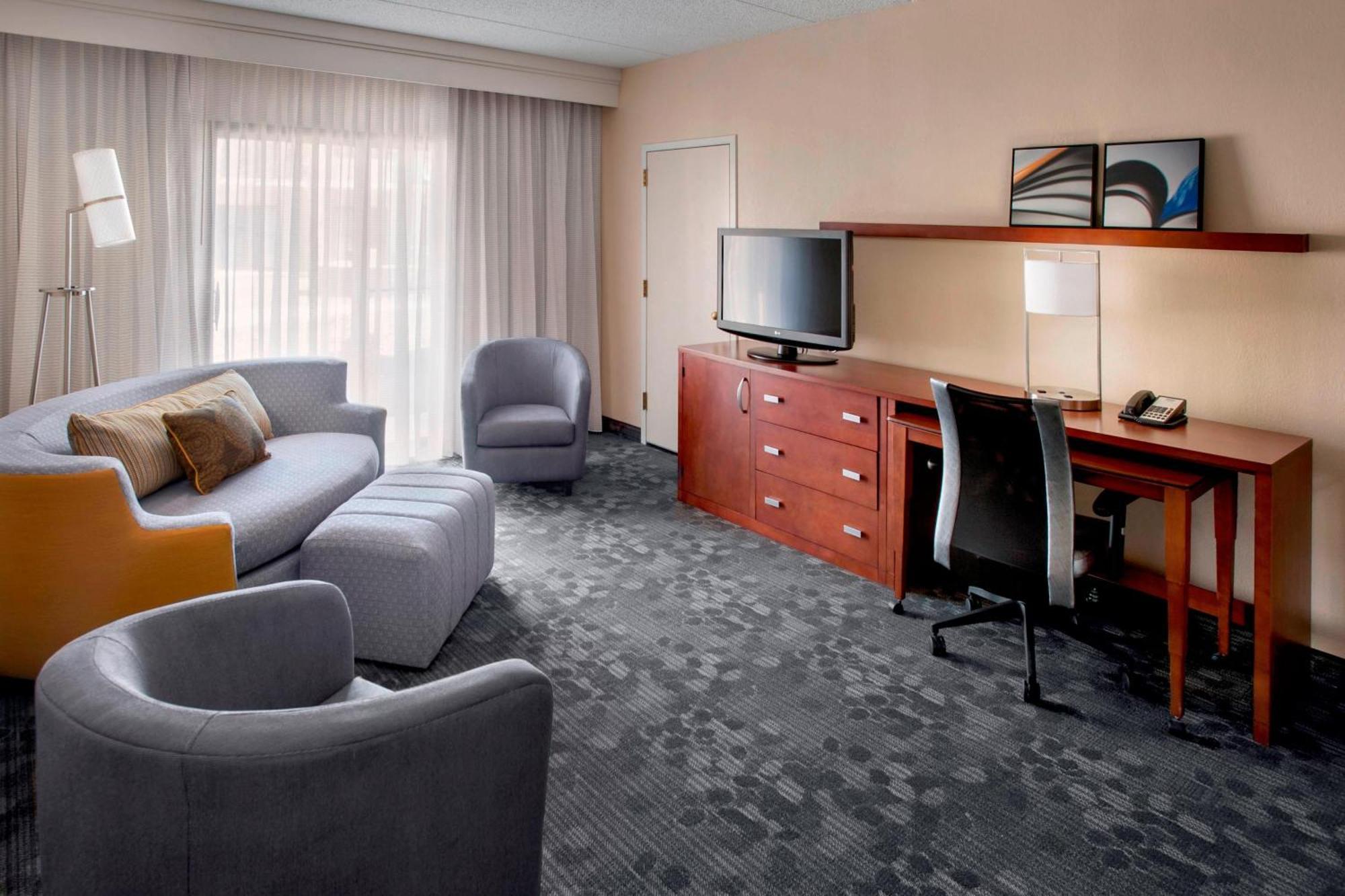 Courtyard By Marriott Hartford Windsor Airport Hotel Buitenkant foto