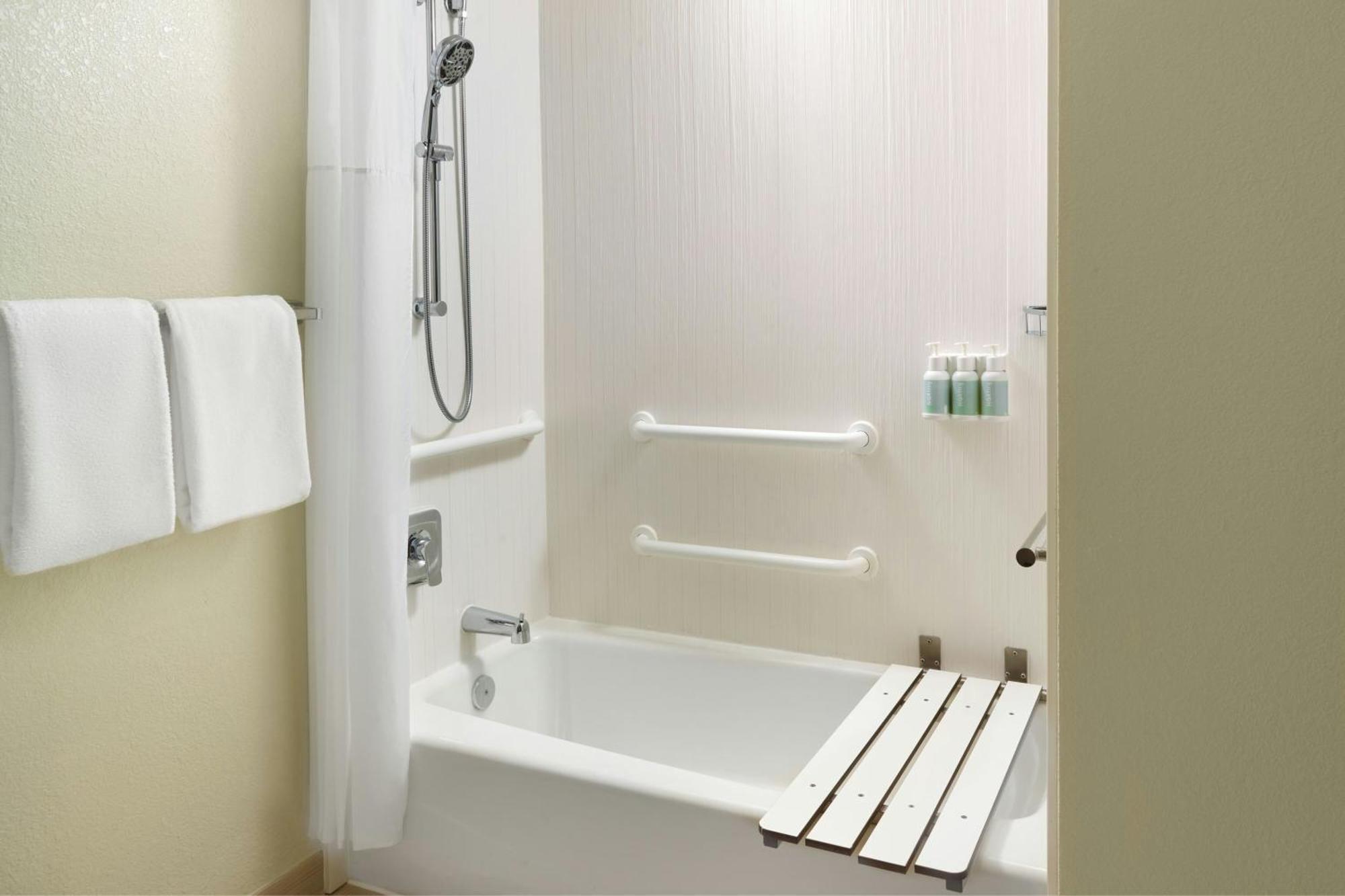 Courtyard By Marriott Hartford Windsor Airport Hotel Buitenkant foto