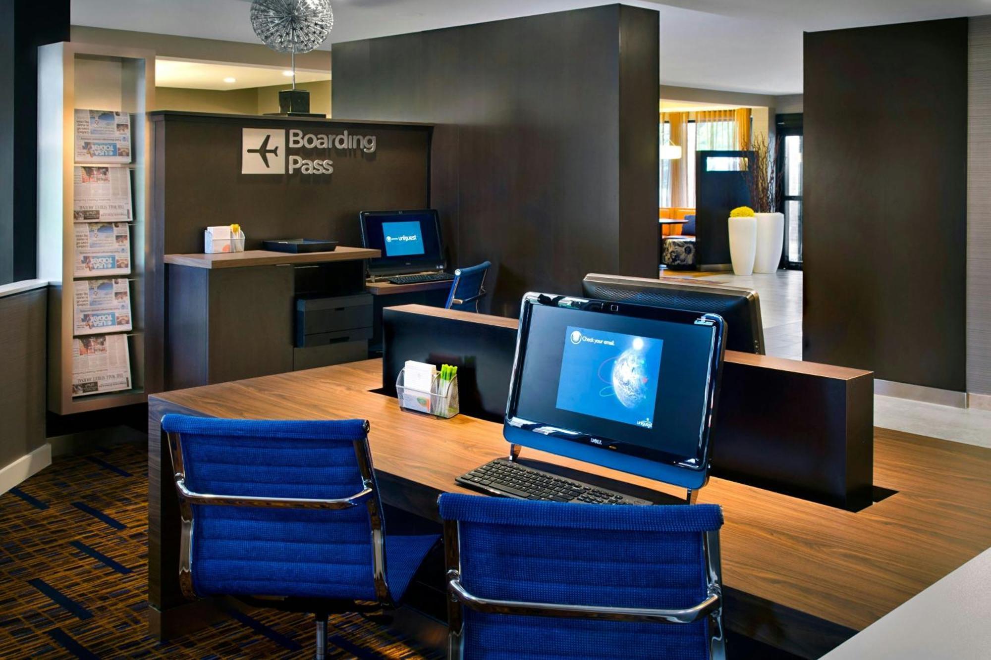 Courtyard By Marriott Hartford Windsor Airport Hotel Buitenkant foto